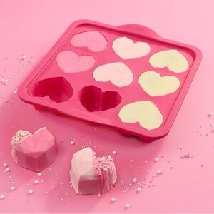 NWT Trudeau Pink Structured Silicone Diamond Heart Shaped Cupcake Baking Pan